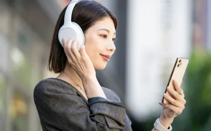 音楽を聴く女性