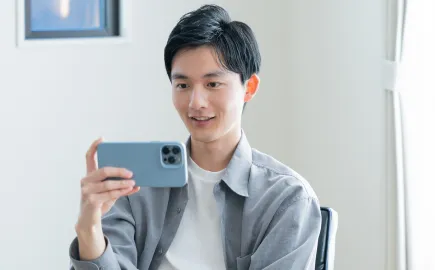 動画を見る男性